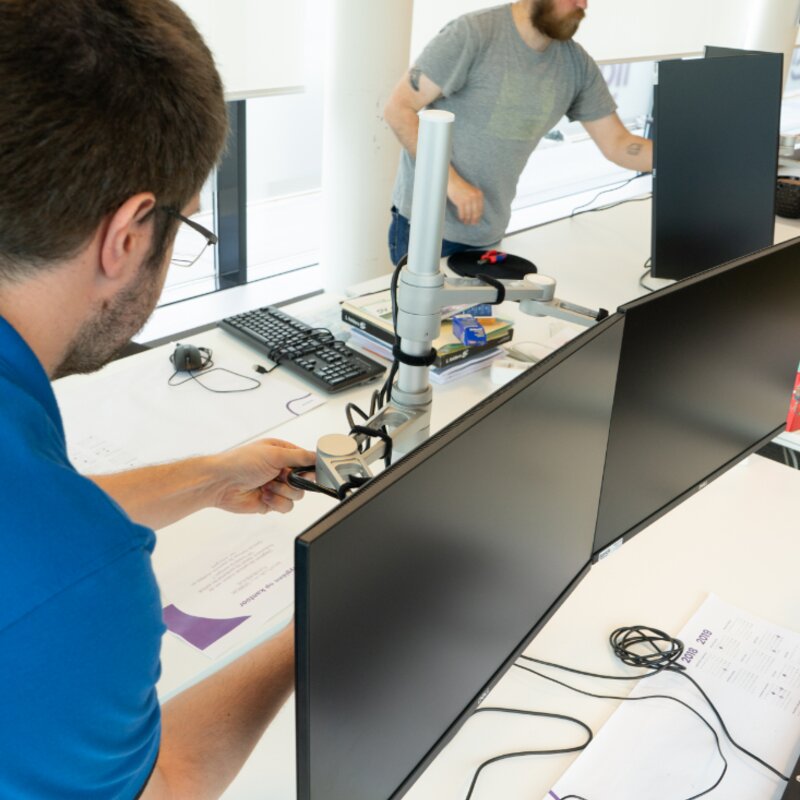 ITTechnicsLogistics-ITinstallatieschermenpaal3.jpg